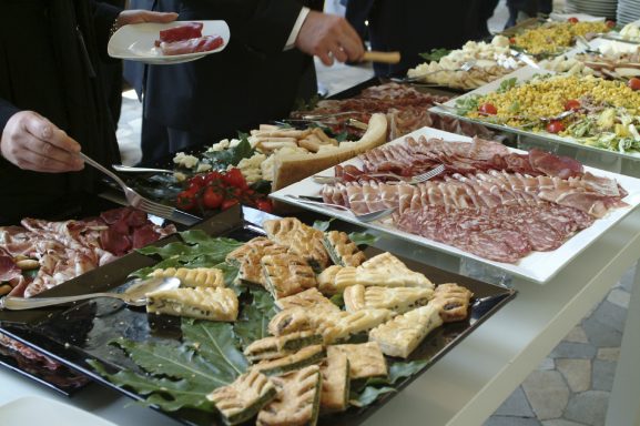 Catering-Angebote Berlin – große Auswahl an kalten Platten aus Europa mit Käse, Wurst, Fisch und viel mehr.