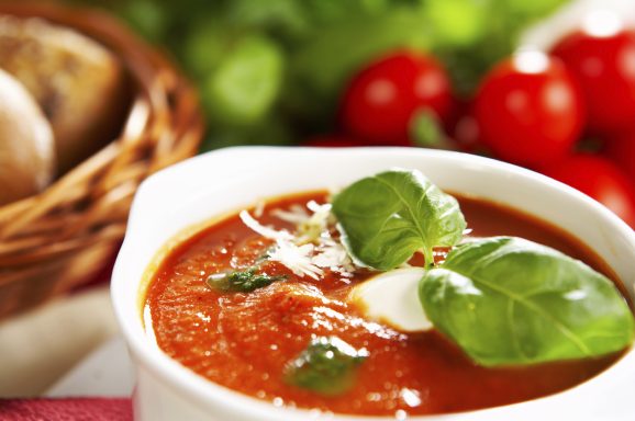 Premium-Catering Berlin mit Tomatensuppe.