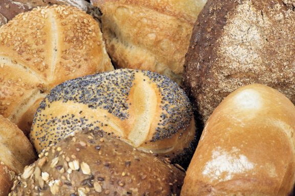 Partysnacks Berlin – verschiedene europäische Brotsorten, darunter Brötchen mit Körnern und unterschiedliche Krusten.