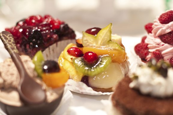 Catering-Angebote Berlin – bunte Auswahl an Desserts aus Europa.