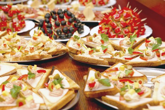 Catering-Angebote Berlin – verführerische Platten mit appetitlichem europäischen Fingerfood & Canapés.