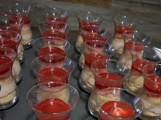 Europäisch-vegetarisches Erdbeer-Tiramisu für Ihr Catering-Event in Berlin-Brandenburg.
