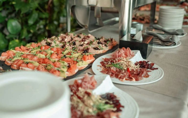 Elegant angerichtete klassische kalte und warme Speisen, präsentiert für ein modernes europäisches Hochzeitscatering von Al-Layal.