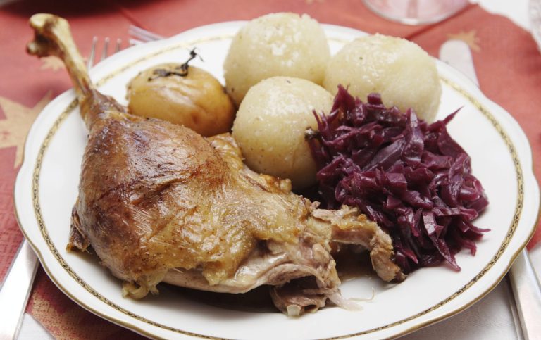 Familienfeiern-Catering mit gebratener Ente und Knödeln.