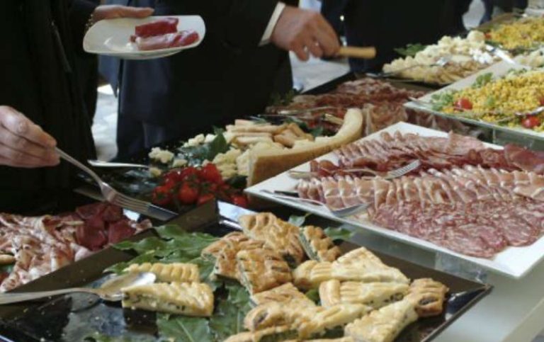 Abwechslungsreiches Buffet mit europäischen kalten Platten von Al-Layal Catering. Wurst-/Käse-/Fischplatten für Events in Berlin-Brandenburg