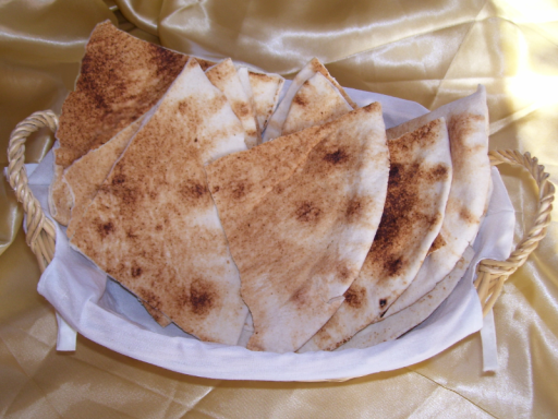 Halal-Catering Berlin mit arabischem Fladenbrot.