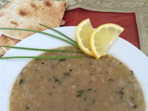 Wärmende, cremig-pürierte orientalische Linsensuppe, garniert mit frischen Kräutern, als vegane Hauptspeise oder Vorspeise.