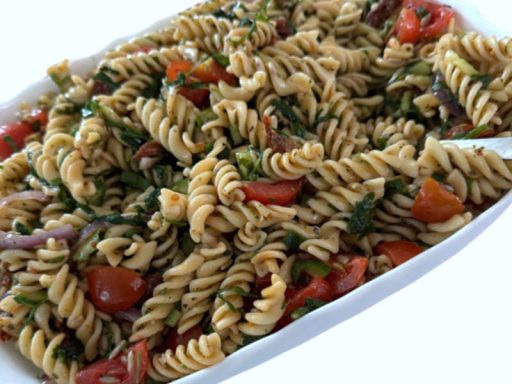 Europäisch-vegetarischer mediterraner Fusilli-Salat – ideal für Catering Berlin.