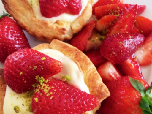 Bestseller-Dessert Erdbeertörtchen von Al-Layal Catering.