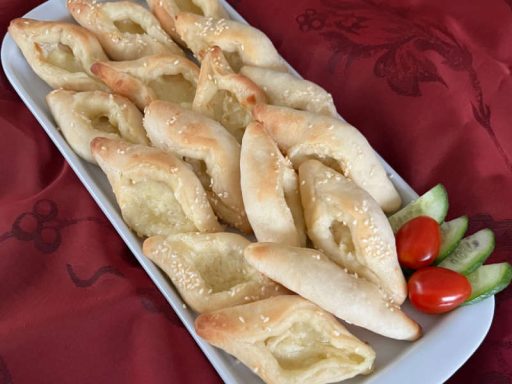 Dreieckige Fattayer-Teigtaschen mit einer cremigen Käsefüllung, als vegetarisches Fingerfood.