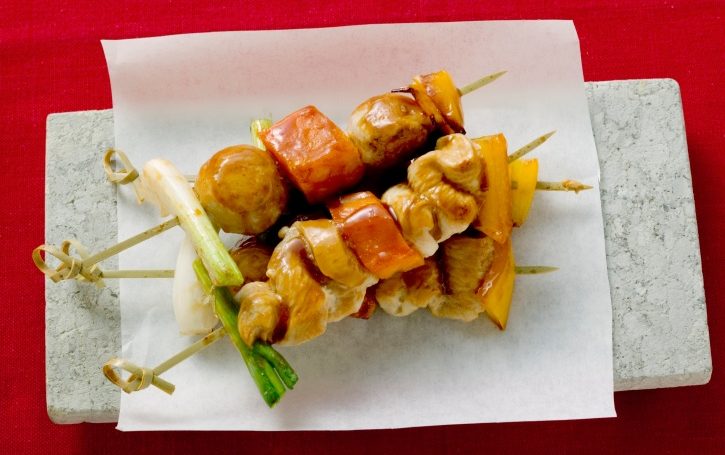 Partysnacks Berlin mit gegrillten Spießen mit Hühnerfleisch, Paprika und Zwiebeln.