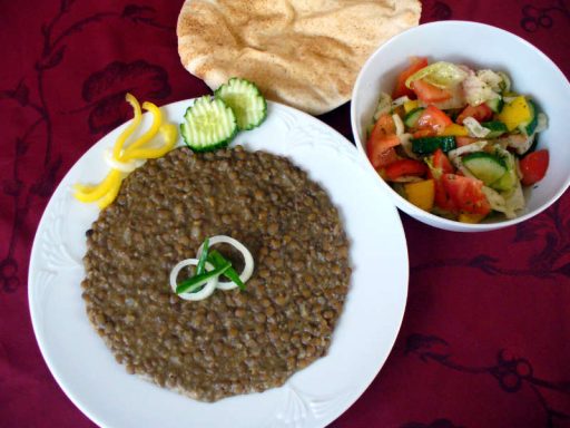 Teller mit Megadara (orientalische Linsen), einer beliebten orientalischen veganen Hauptspeise.