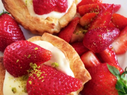 Frische Erdbeertörtchen, ein leichtes europäisches Dessert von Al-Layal.