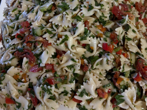 Vegetarisches Catering Berlin mit mediterranem Farfalle-Salat.