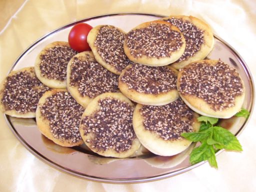 Große Stücke Kräuterpartypizza, reich belegt, als vegetarische Hauptspeise.