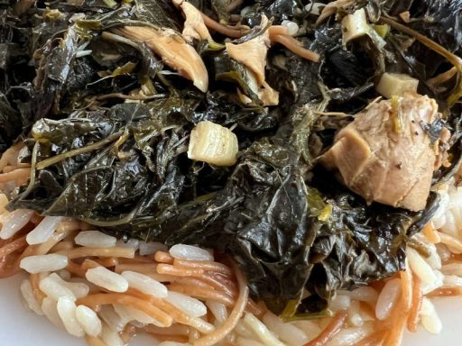 Grüner Mulukhiyah-Eintopf mit Hühnchen und Reis, typisch arabisch.