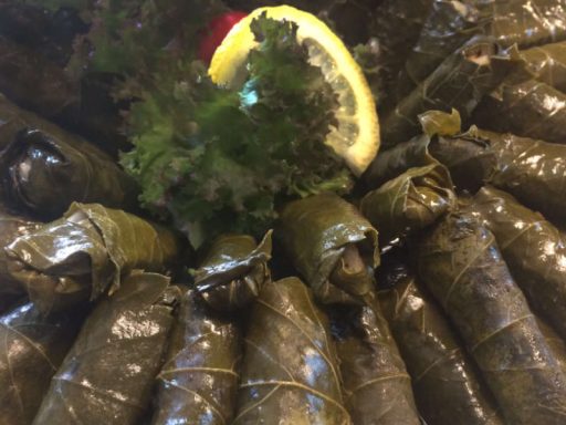 Klassische, gerollte Weinblätter mit aromatischer Reis-Füllung, als veganes arabisches Fingerfood.
