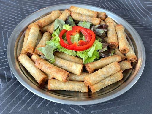 Knusprige Rukaket ma al Lahme-Röllchen mit würziger Hackfleischfüllung, eine orientalische Hauptspeise für Ihr Buffet.
