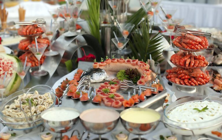 Veganes Catering Berlin mit einem Buffet mit Meeresfrüchten, Salaten und Dips.