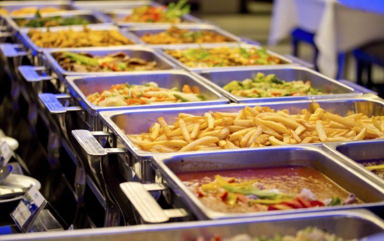 Ausgewogenes Lunchbuffet von Al-Layal Catering mit frischen Salaten, warmen und kalten Komponenten für die Mittagspause.