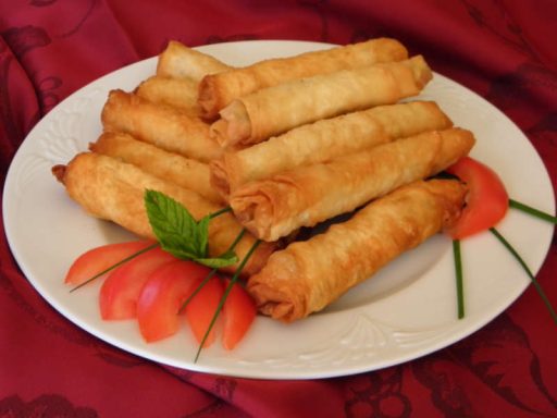 Knusprige Rukaket ma al Jibneh, kleine frittierte Teigröllchen mit herzhafter Käsefüllung, vegetarisch.