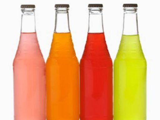 Eine bunte Auswahl an hausgemachten Limonaden und klassischen Softdrinks von Al-Layal Catering.