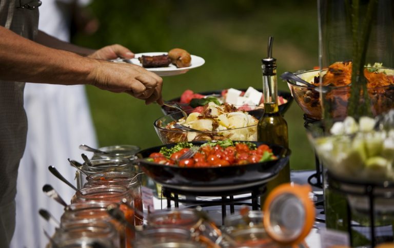 Brunchbuffet in Berlin mit frischem Gemüse und knackigen Salaten.