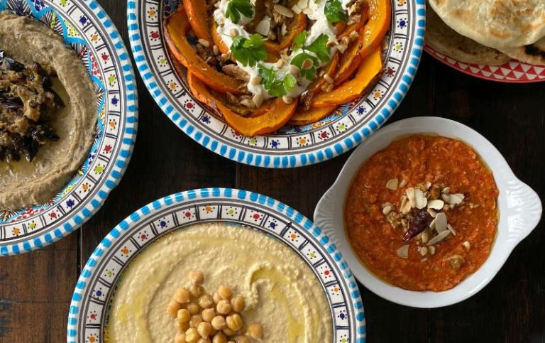 Authentische libanesische Mezze von Al-Layal Catering in Berlin: Hummus, Mutabbal und weitere orientalische Dips.