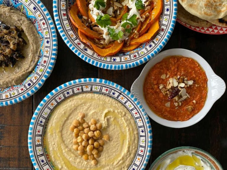 Authentische libanesische Mezze von Al-Layal Catering in Berlin: Hummus, Mutabbal und weitere orientalische Dips.