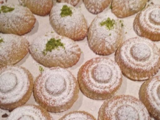 Handgemachte Mamoul-Kekse mit Dattel- oder Nussfüllung, traditionell verziert und mit Puderzucker bestäubt.