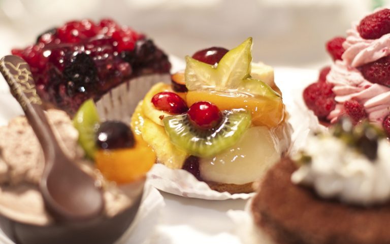 Köstliches Dessertbuffet von Al-Layal Catering mit einer Auswahl an arabischen, orientalischen und europäischen Süßspeisen.