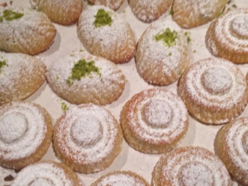 Arabische Desserts-Catering mit gefülltem Grießteig.