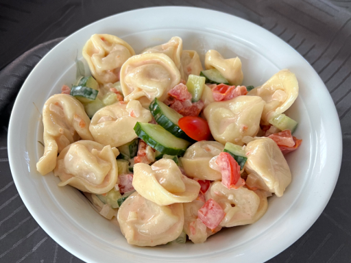 Partyservice Catering Brieselang mit europäischem Tortellinisalat.