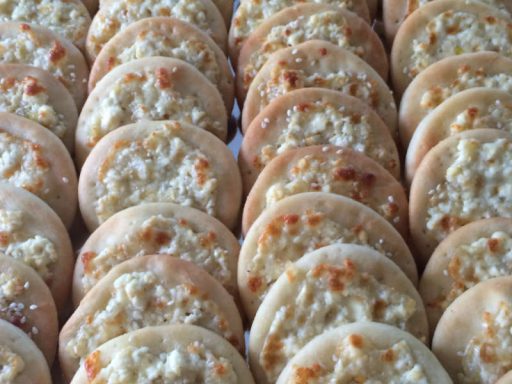 Große Stücke Kräuter-Käse-Partypizza, als vegetarische Hauptspeise.