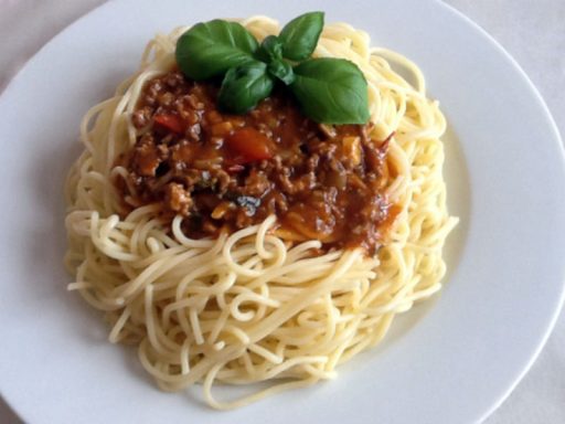 Klassische Spaghetti Bolognese, eine beliebte europäische Hauptspeise von Al-Layal.