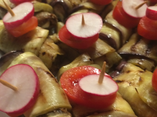 Unser Fingerfood orientalisch mit Auberginenröllchen, appetitlich angerichtet auf einem Teller, von Al-Layal.