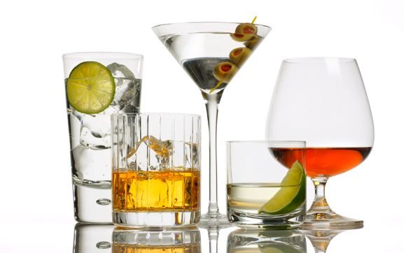 Vielfältige Getränkeauswahl von Al-Layal Catering, darunter Softdrinks, Säfte und Weine, ansprechend präsentiert.