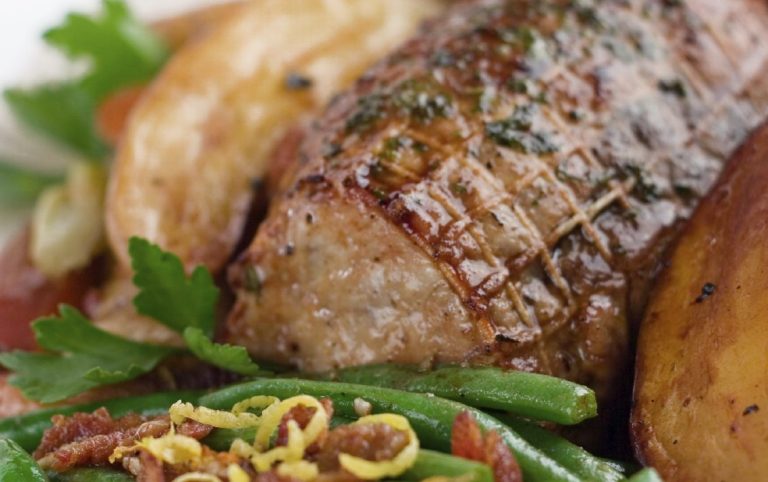 Familienfeiern-Catering mit gebratenem Fleisch, grünen Bohnen und Kartoffeln.