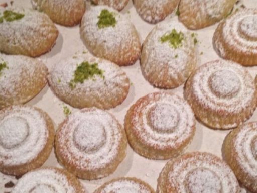 Formgepresstes Mamoul-Gebäck mit Dattel- oder Nussfüllung.