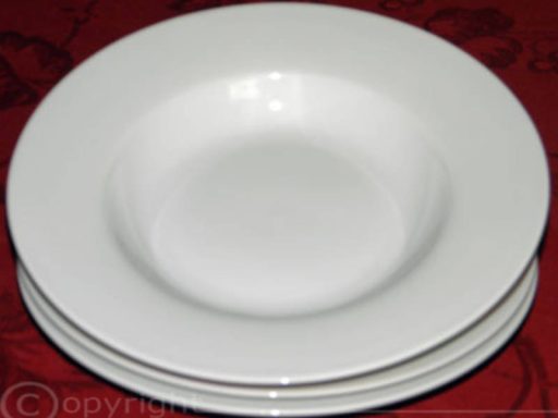 Ein eleganter tiefer Teller aus Porzellan mit 23 cm Durchmesser von Al-Layal Catering.