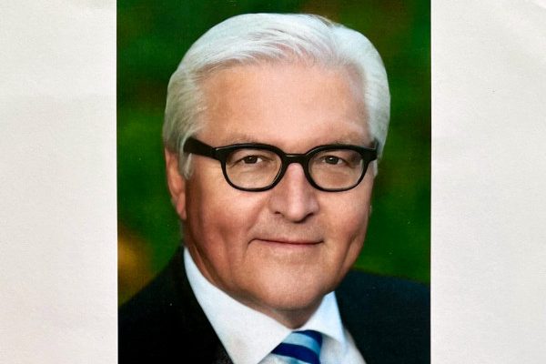 Dr. Frank-Walter Steinmeier beim orientalischen Catering Al-Layal in Berlin Brandenburg.