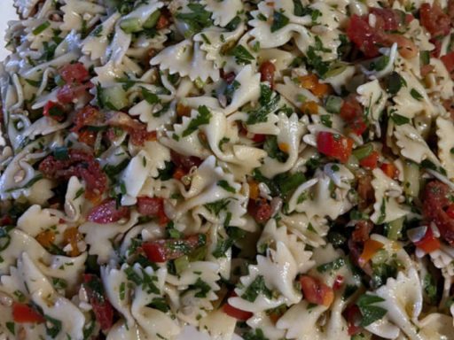 Europäisch-vegetarischer mediterraner Farfalle-Salat – perfekt für Catering Berlin.