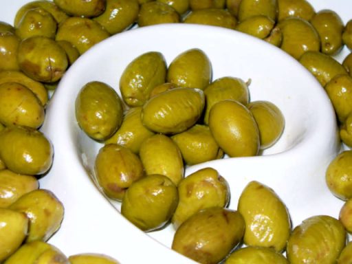 Eine Auswahl an marinierten, grünen orientalischen Oliven, perfekt als vegane Beilage oder Partysnack.