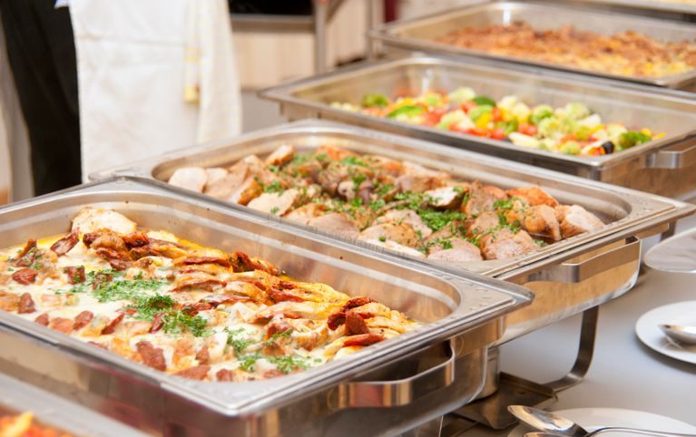 Orientalisches Buffet mit Warmspeisen in Chafing-Dishes, als Teil des Rundum-Sorglos-Pakets.