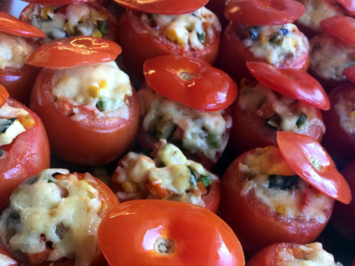 Premium-Catering Berlin mit gefüllten Tomaten.