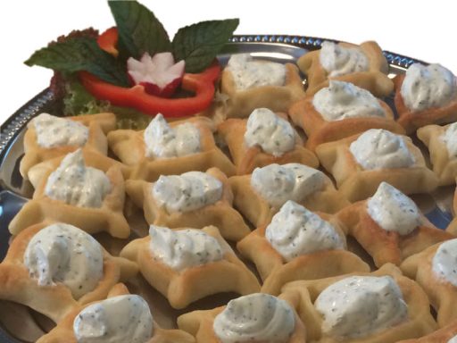 Kleine Swiha-Teigtaschen mit Quarkfüllung, appetitlich angerichtet.