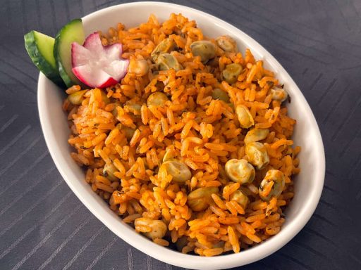Schüssel mit Reis und grünen Bohnen, zubereitet nach orientalischer Art.