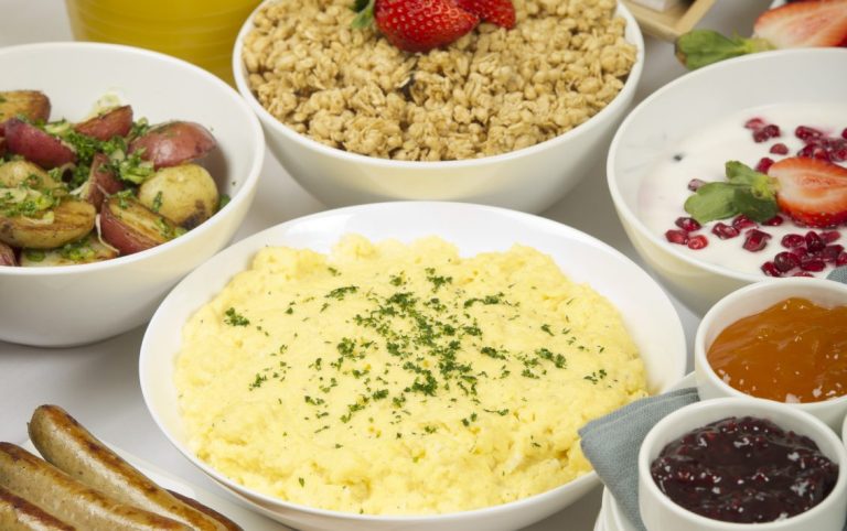 Familienfeiern-Catering mit einem Brunchbuffet: Vielfalt an Frühstücksgerichten.