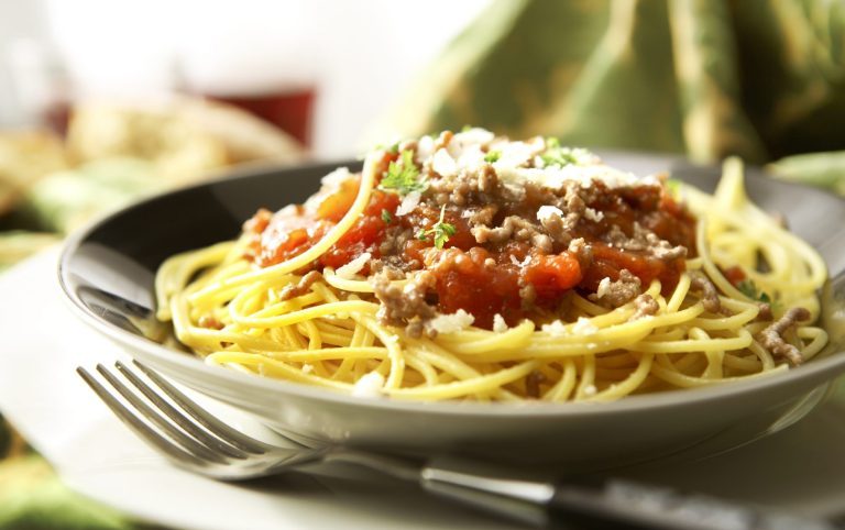 Themenbuffet in Berlin-Brandenburg mit einer Kombination aus mediterranen Spaghetti, Hackfleisch und orientalischen Kräutern.