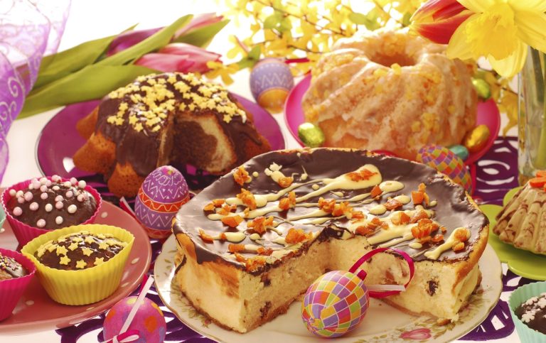Familienfeiern-Catering mit verschiedenen Kuchen.
